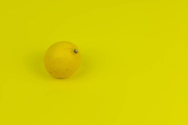 Kopyalama alanı olan sarı arkaplan üzerine tek limon 