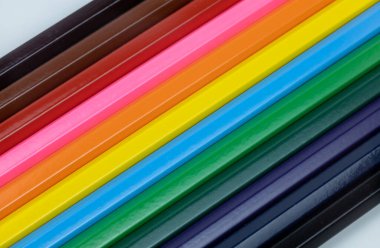 Renkli kalemlerle arka plan, üst görünüm. gökkuşağı renk arkaplanı. lgbt