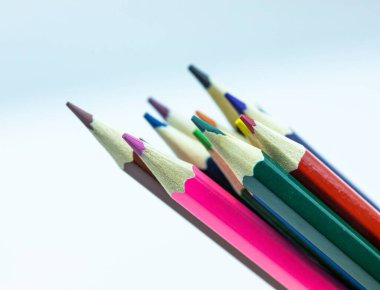 Beyaz arkaplanda renkli kalemler, metin için boşluk olan üst görünüm