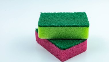 Beyaz arka planda izole edilmiş bir yığın renkli sünger bulaşık.