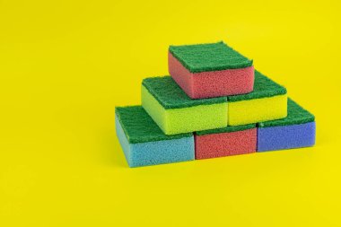 Renkli arka planda izole edilmiş bulaşık süngeri yığını