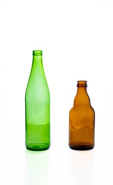 Beyaz arkaplanda izole edilmiş yeşil ve kahverengi cam şişeler 