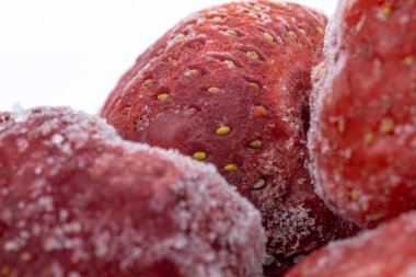 Fotokopi alanı beyaz arkaplanda donmuş çilek yığını 