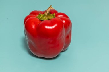 Ev bahçesinden kırmızı dolmalık biber. Kopyalama alanı olan arkaplan 