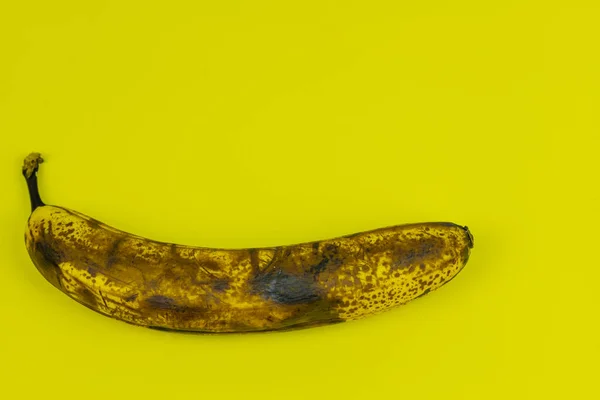 Ώριμη Σάπια Μπανάνα Κίτρινο Φόντο — Φωτογραφία Αρχείου