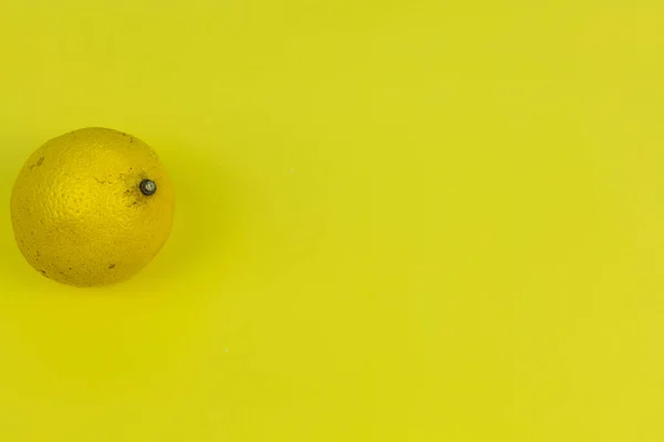 Μονό Λεμόνι Κίτρινο Φόντο Αντίγραφο Χώρου — Φωτογραφία Αρχείου