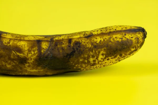 Zralý Shnilý Banán Žlutém Pozadí — Stock fotografie