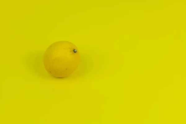 Jeden Citron Žlutém Pozadí Kopírovacím Prostorem — Stock fotografie