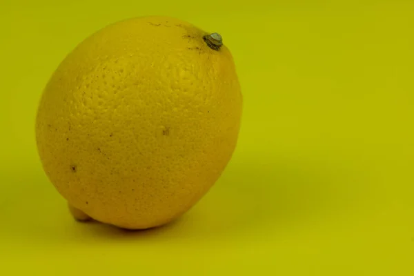 Solo Limón Sobre Fondo Amarillo Con Espacio Copia —  Fotos de Stock