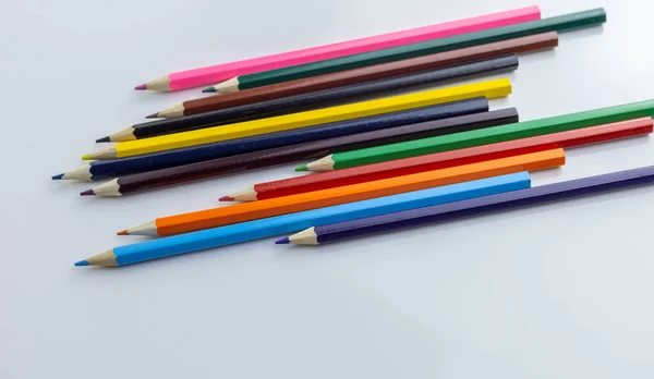 Ołówki Kolorowe Białym Tle Widok Góry Miejscem Tekst — Zdjęcie stockowe