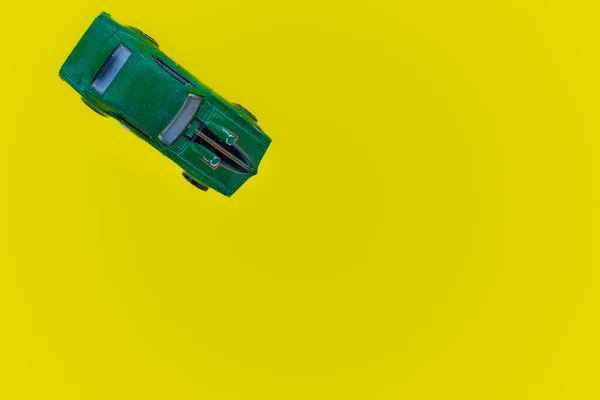 Zelené Autíčko Izolované Žlutém Pozadí Horní Pohled Mezerou Pro Kopírování — Stock fotografie