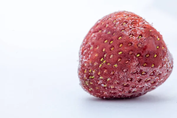 Haufen Gefrorener Erdbeeren Auf Weißem Hintergrund Mit Kopierraum — Stockfoto