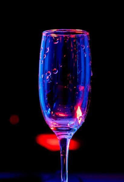 Närbild Tomt Vin Champagneglas Med Droppar Vatten Svart Bakgrund Och — Stockfoto