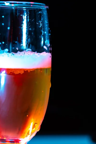 Glas Champagne Med Skum Med Rött Ljus Vatten Droppar Glaset — Stockfoto