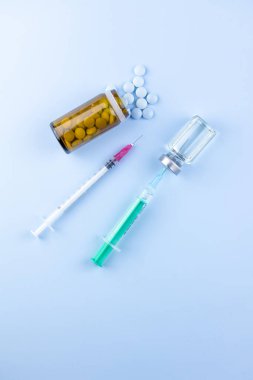 İğne, şişe ve haplarla dolu bir şırınga. Yasadışı doping spor konsepti, grip aşısı, estetik ilaç veya uyuşturucu, narkotik 