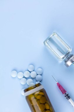 İğne, şişe ve haplarla dolu bir şırınga. Yasadışı doping spor konsepti, grip aşısı, estetik ilaç veya uyuşturucu, narkotik 