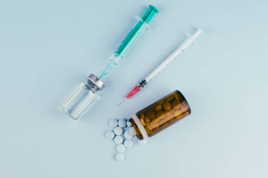 İğne, şişe ve haplarla dolu bir şırınga. Yasadışı doping spor konsepti, grip aşısı, estetik ilaç veya uyuşturucu, narkotik 