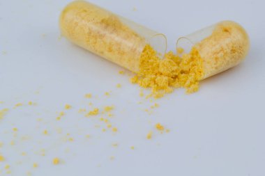 Kapsüle veya B vitamini tozuna bitkisel tozu sıkıştır.. 