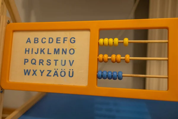 Çocuk için alfabeli ahşap tahta ve abaküs.