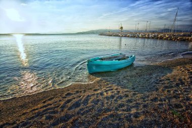 Antibes 'te deniz manzaralı mavi bir tekne.