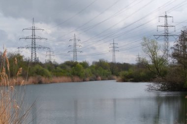 Gölün kıyısındaki yüksek voltajlı elektrik hattı.