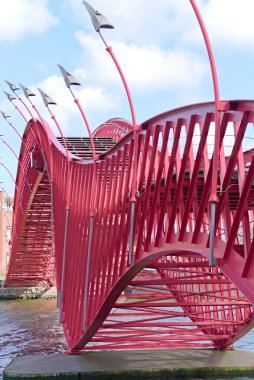 Amsterdam 'daki kırmızı piton köprüsü