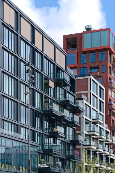 Modernes Gebäude Schwarz Vordergrund Und Weiß Und Rot Hintergrund — Stockfoto