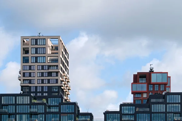 Modern Bina Planda Siyah Arka Planda Kırmızı Beyaz — Stok fotoğraf