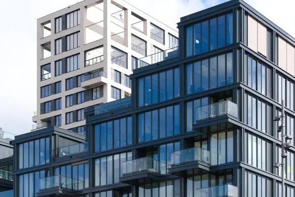 Modernes Gebäude Schwarz Vordergrund Und Weiß Hintergrund Stockfoto