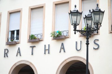 Belediyenin ön cephesinde 