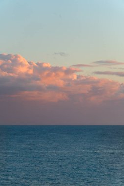 Deniz üzerinde güzel bir günbatımı (Ver. 2)