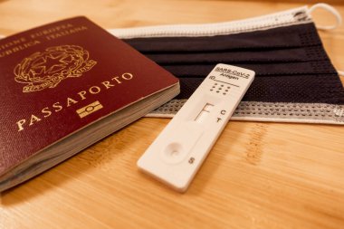 covid-19 koronavirüs güvenli seyahat konsepti ve hastalık önleme ve karantinalardan ve turizm için hareket kısıtlamalarından kaçınma için negatif antijen ve pcr testi