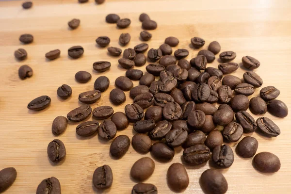 Kaffebønner Spredt Trebambustabellbakgrunn Som Myk Vare Eller Frokostkonsept – stockfoto