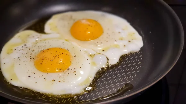 Dos Huevos Fritos Perfectos Una Sartén Negra Para Almuerzo Del —  Fotos de Stock
