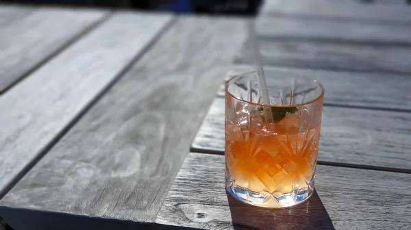 Orangefarbener Sommerdrink Mit Weißem Rum Auf Einem Holztisch Der Sonne — Stockfoto