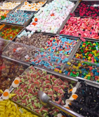 Marketteki renkli şekerlerin çeşitliliği 