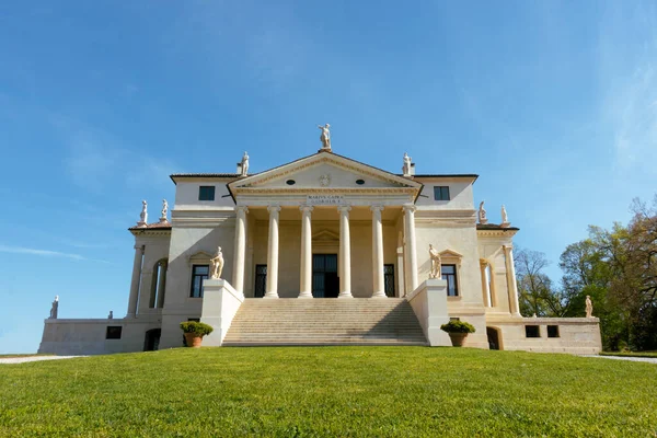 Vicenza, İtalya - 10 Nisan 2023: Villa La Rotonda ya da Almerico Capra Valmarana 'nın dış cephesi Andrea Palladio Interior Cupola ile Allessandro Maganza