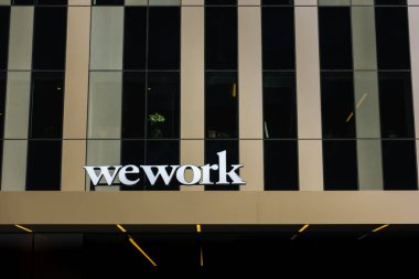 Stockholm, İsveç - 4 Mayıs 2023: Şehir çevresindeki modern ofis binasının logosu