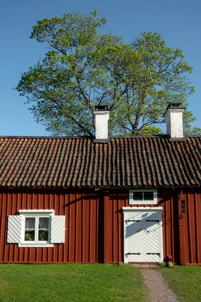 Живопис Традиційного Червоного Забарвлення Скандинавський Фермерський Будинок Білими Кутами Нюкельвікені — стокове фото