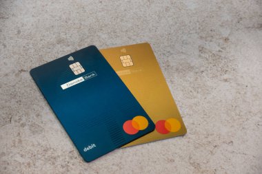 Stockholm, İsveç - 28 Mayıs 2023: Danske Bank mermer taşlı arka planda mavi ve altın banka ve kredi kartı