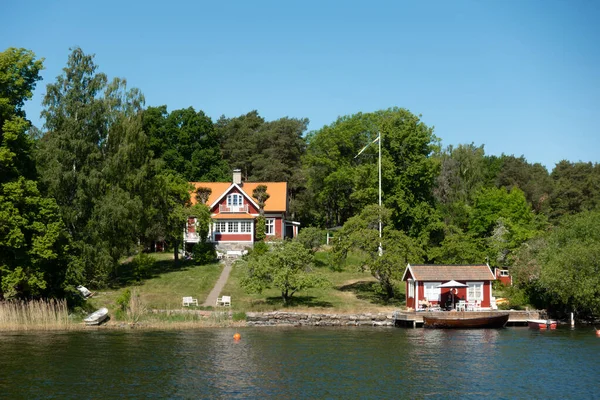 Типовий Шведський Червоний Будинок Білими Обрисами Морському Березі Ідилічному Літньому — стокове фото