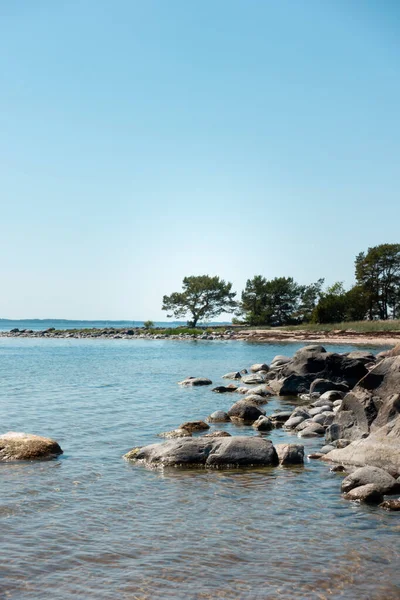 Красивый Прибрежный Пейзаж Песчаным Пляжем Встречающим Скалы Бирюзовой Воды Стокгольмском — стоковое фото