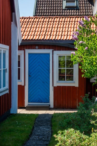 Cute Swedish Red Paint Cottage White Trims Bright Blue Door — Stock Photo, Image
