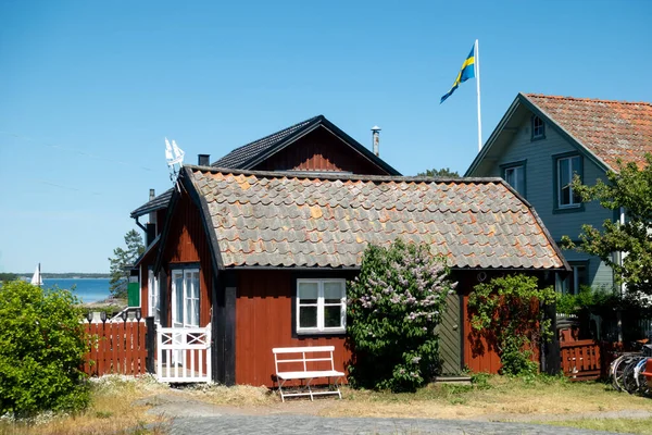Типовий Рибальський Червоний Будинок Швеції Білими Кутами Мальовничому Сільському Історичному — стокове фото