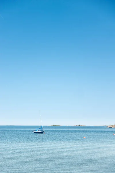 Lugn Havsutsikt Med Segelbåt Lugnt Turkost Vatten Med Stora Stora — Stockfoto