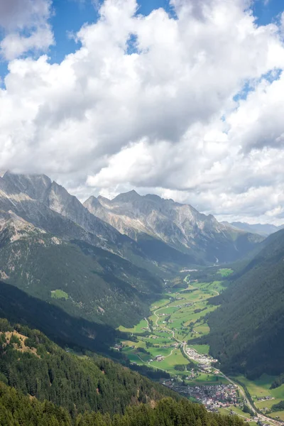 Anterselva 'nın yeşil vadisi, Antholzertal, İtalya' nın güney Tyrol kentindeki dağlar ve pitoresk köyler.