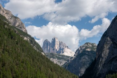 İtalyan Dolomite dağ sırasındaki ünlü Tre Cime di Lavaredo (Drei Zinnen) dağlarının manzarası 