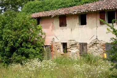 İtalyan kırsalındaki ormanda terk edilmiş eski bir taş ev.