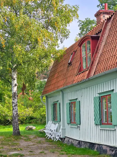 Rustikální Starý Světle Modrý Dřevěný Dům Dlaždicovou Střechou Švédské Krajině — Stock fotografie