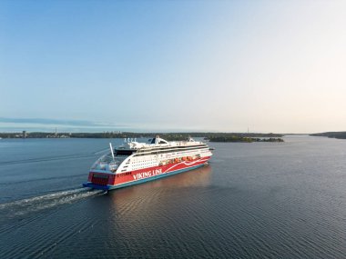 Stockholm, İsveç - 1 Ekim 2023: Viking Hattı nakliye şirketi Viking Grace yolcu gemisinin sabah erken saatlerde sakin takımada görüntüsü